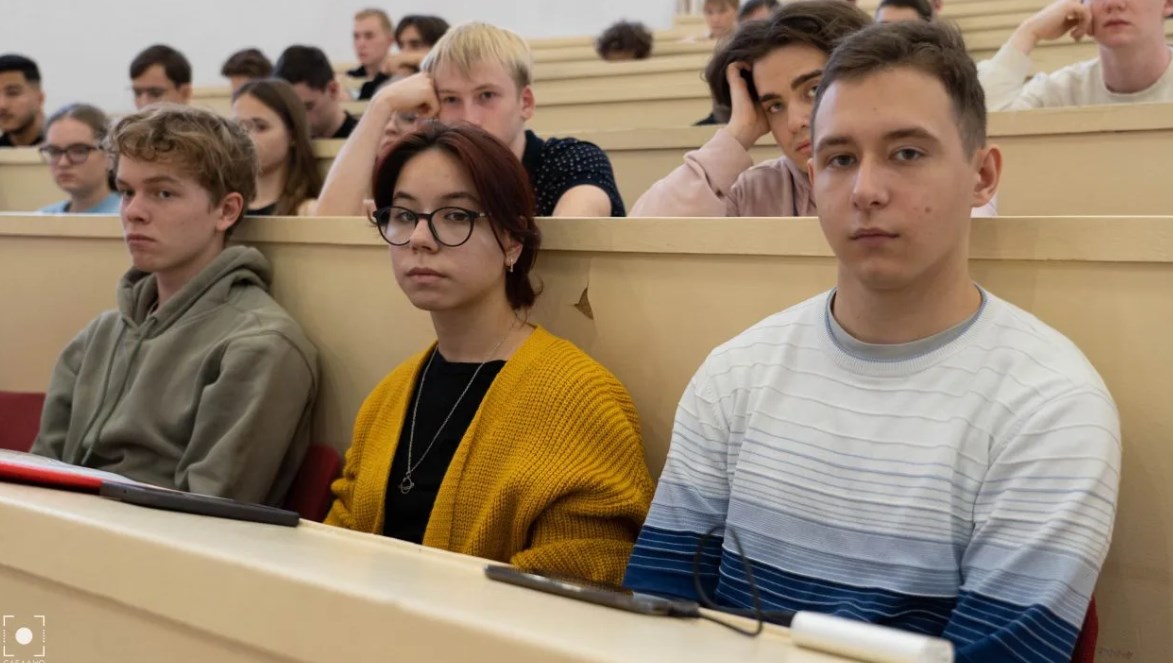 «Я думал, нейросети пишут только избранные. А оказывается, и я могу»